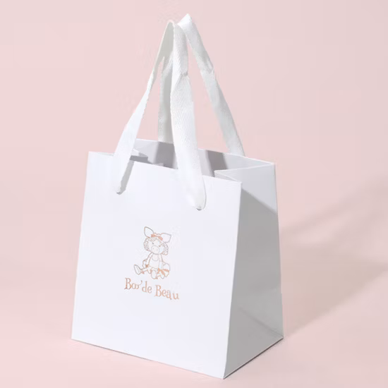 Saco de papel com impressão de logotipo personalizado para compras Saco de papel para roupas, embalagem para calçados, barato, lavável, para presente